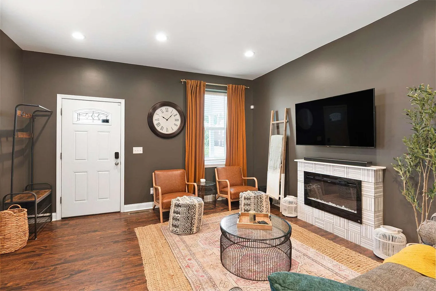4 bed, 2.0 bath, 2195 sqft, $4,797 — Photo 2