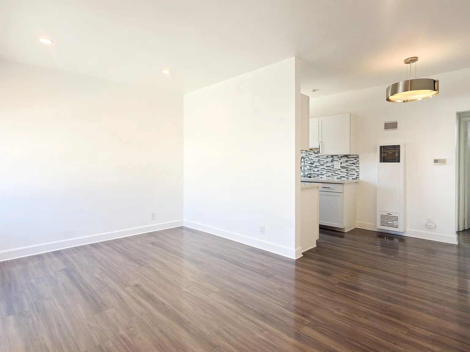 Renovated 1 Bed/1 Bath - In Unit W/D -Parking-Large Private Deck-Close to Metro — Photo 2
