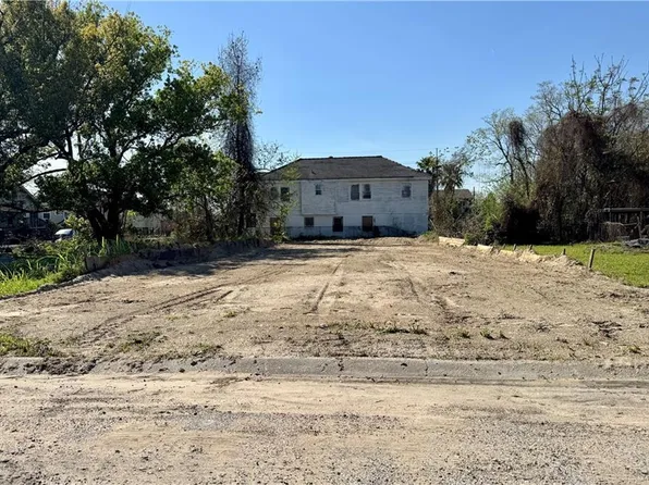 1804 Lesseps St, New Orleans, LA 70117