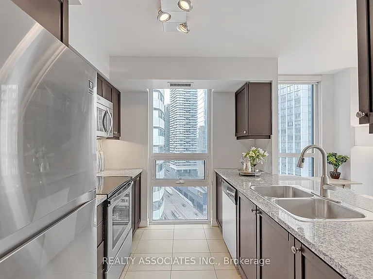 19 Grand Trunk Cres #2710 — Photo 17