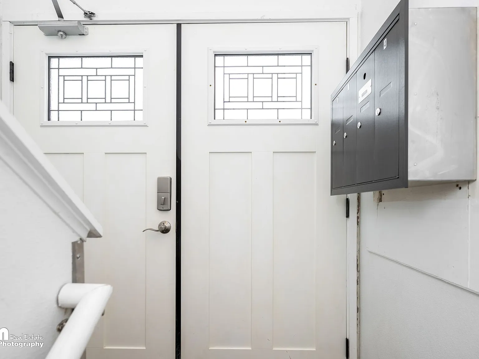 Spacious Unfurnished Units 2116 Fairbanks St. — Photo 2