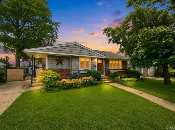 18 Cornell Lane, Hicksville, NY 11801