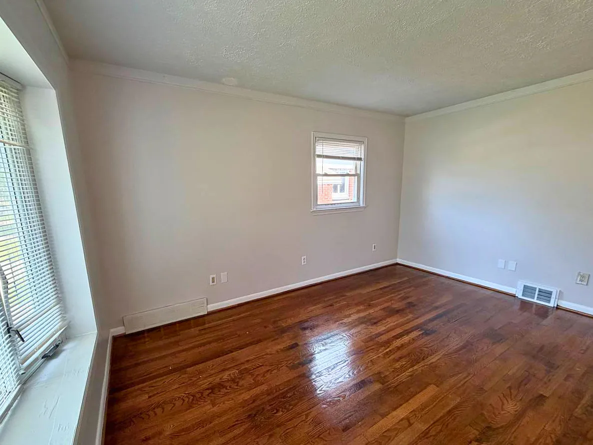 3 bed, 1100 sqft, $1,600 — Photo 2