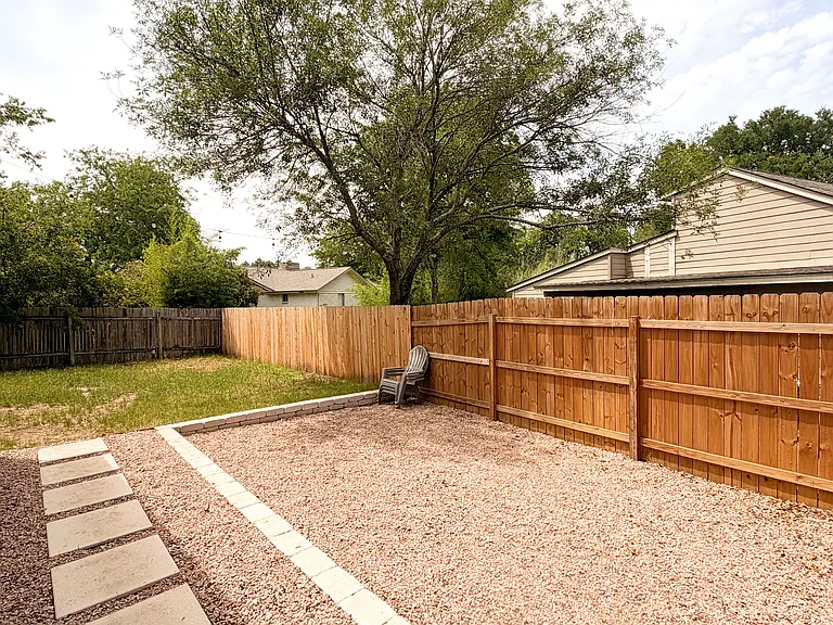 7004 Oak Meadow Cir #B — Photo 18