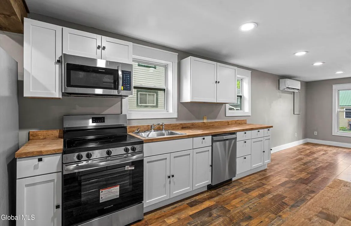 2 bed, 1210 sqft, $1,800 — Photo 2