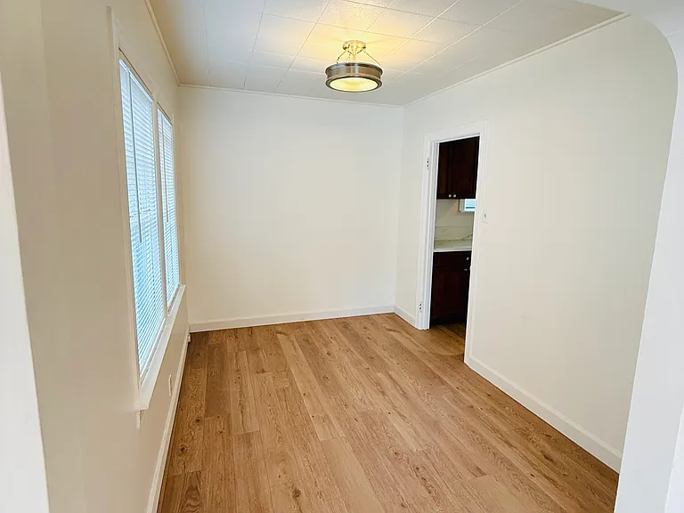 215 Coombs St — Photo 9