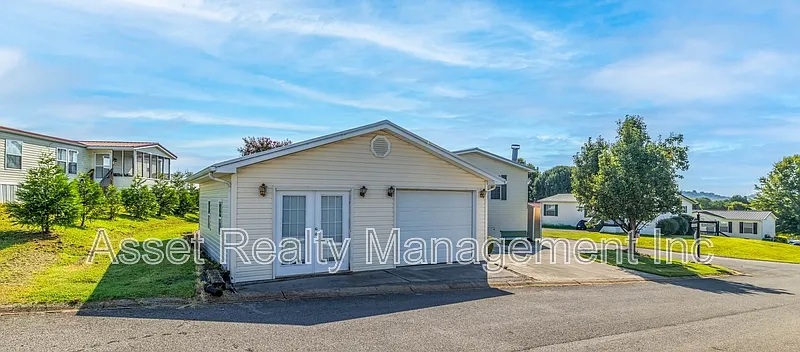 3 bed, 3.0 bath, 2324 sqft, $2,695 — Photo 3