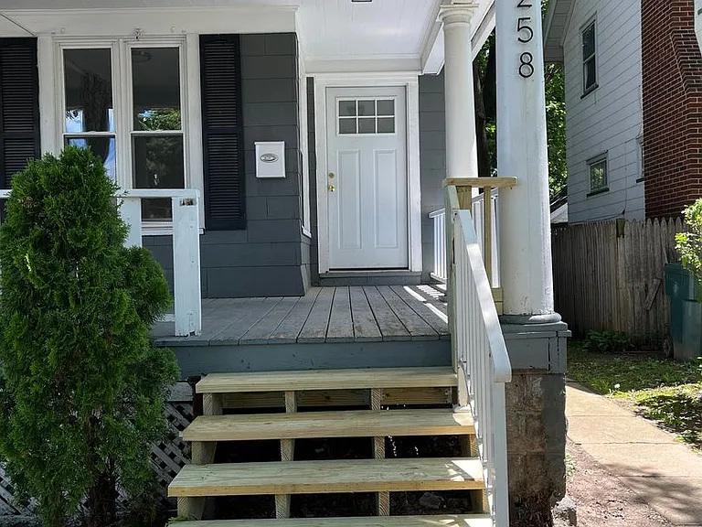 256-258 Woodbine Ave — Photo 2