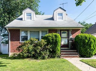 50 Winnie Ct, Westbury, NY 11590