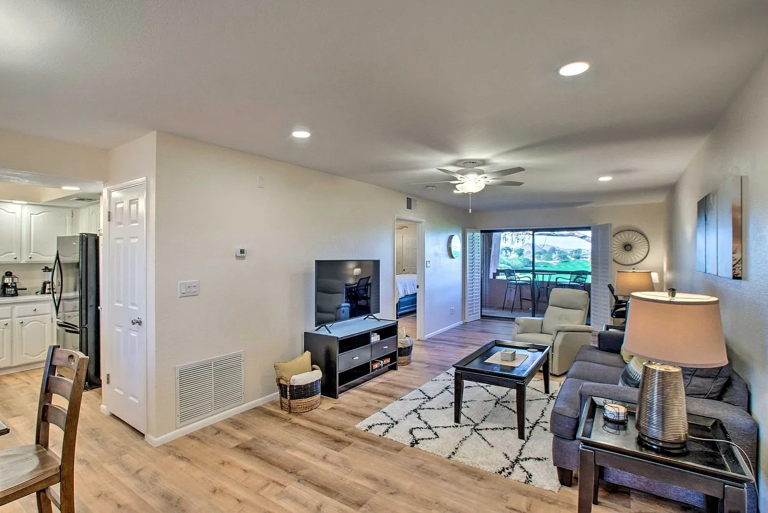 1 bed, 1.0 bath, 979 sqft, $2,161 — Photo 4