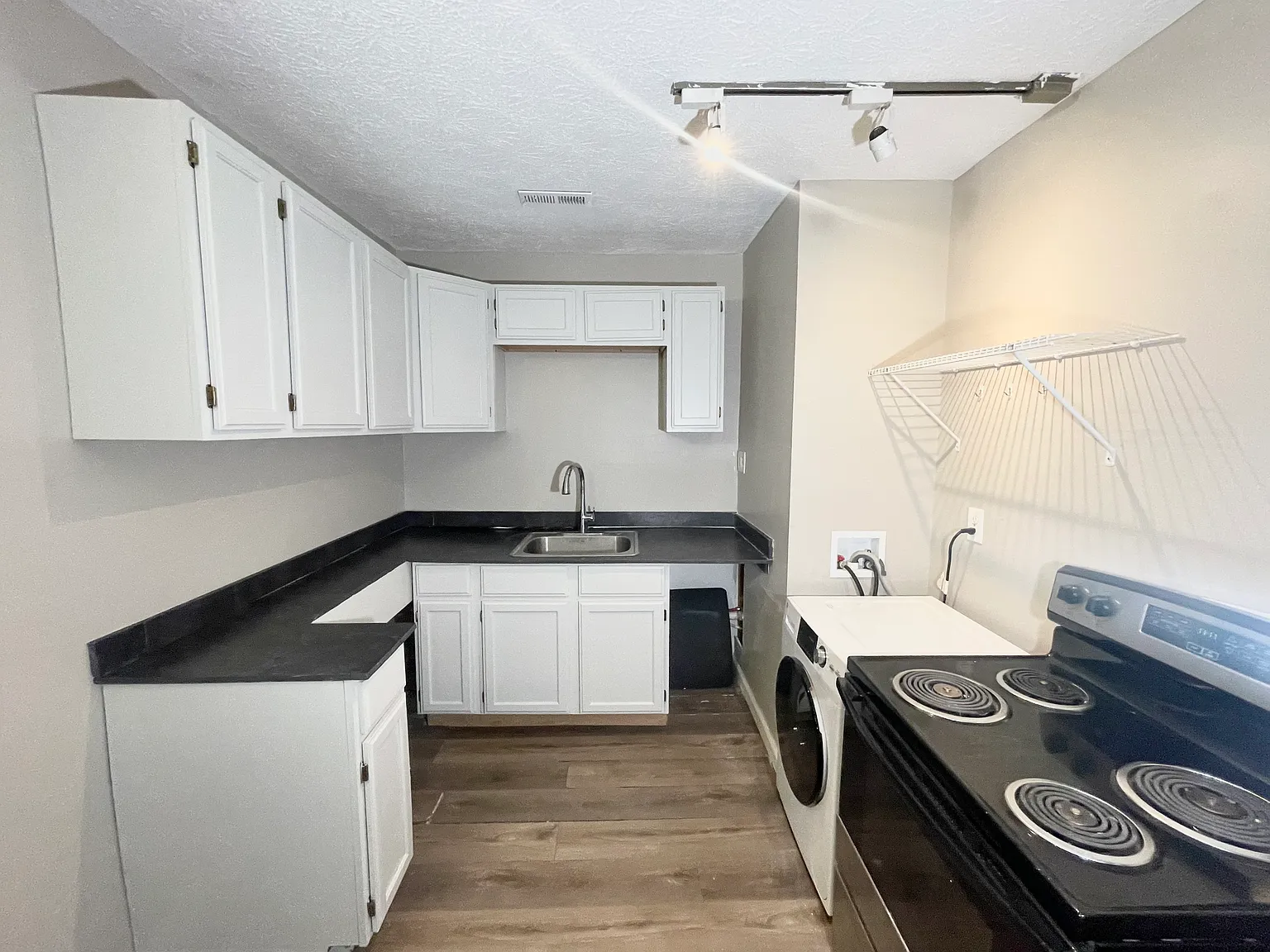 1 bed, 900 sqft, $1,300 — Photo 3