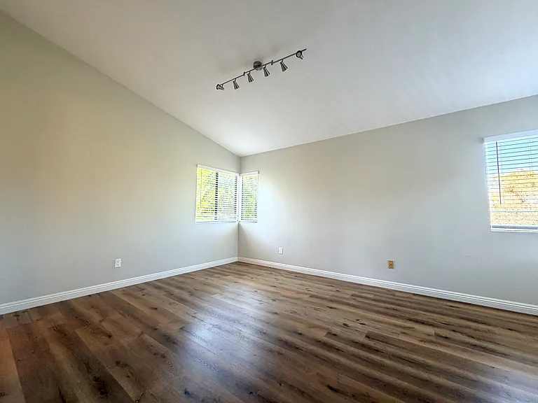 10725 Wallingford Rd — Photo 30