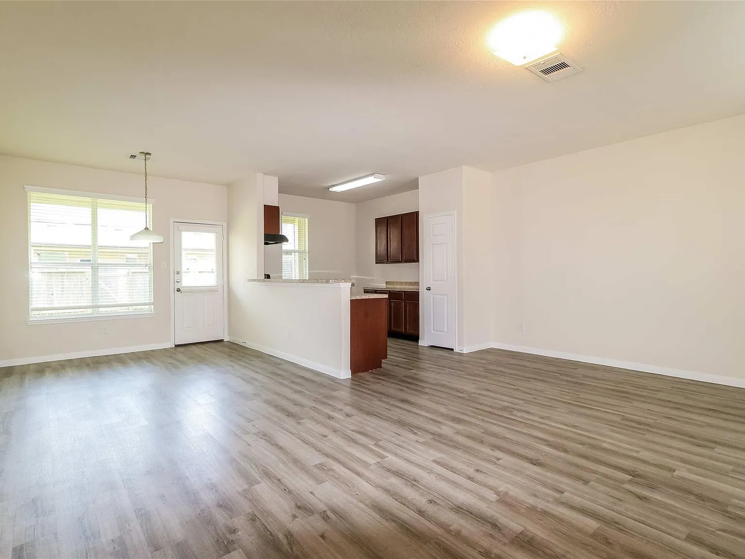 3 bed, 2.5 bath, 1669 sqft, $1,815 — Photo 4