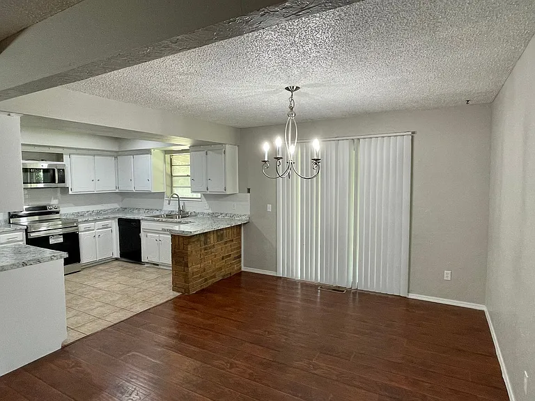 6712 NW 18th Cir — Photo 3