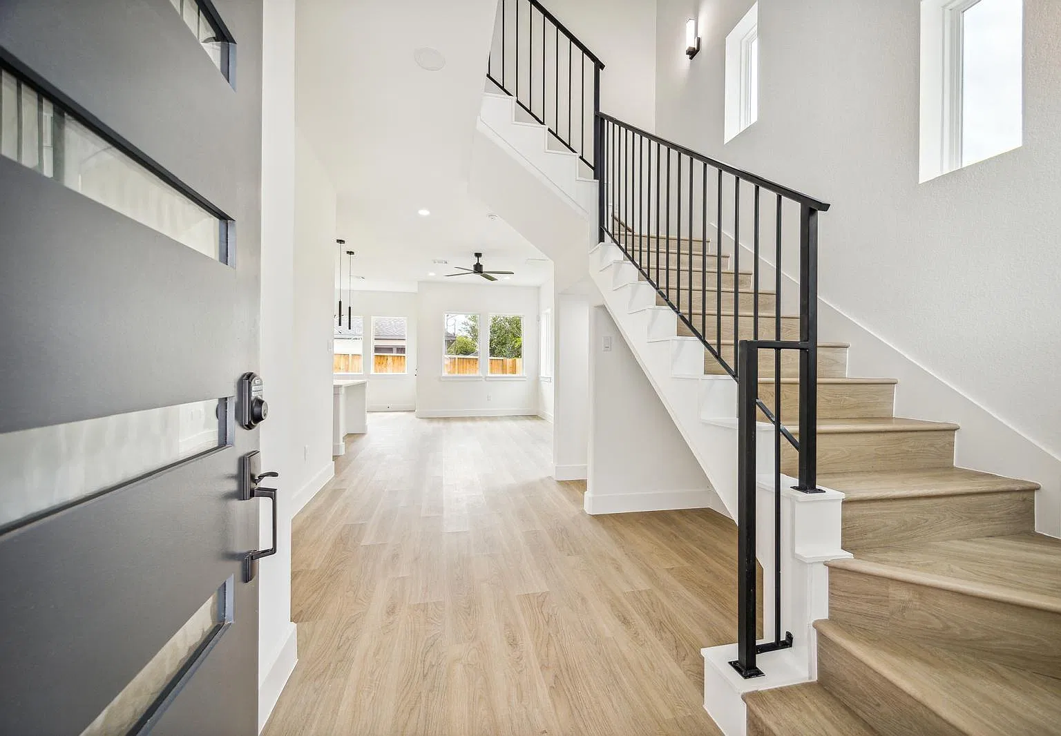 3 bed, 2.5 bath, 1840 sqft, $2,700 — Photo 2