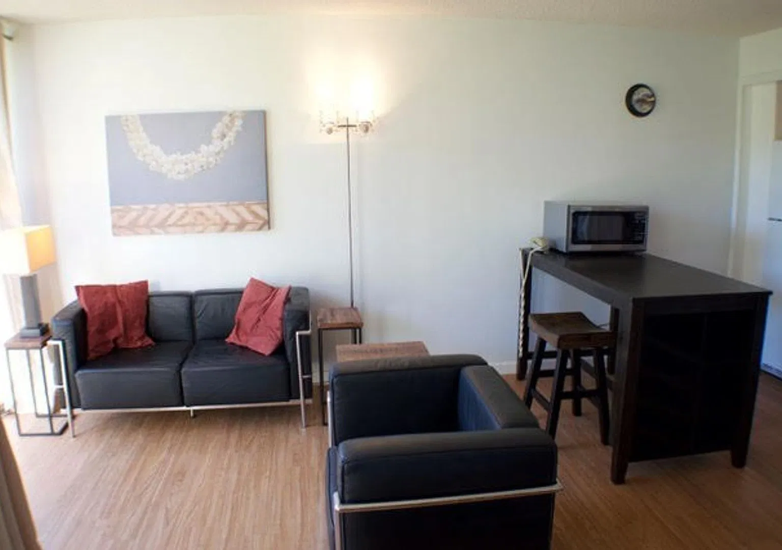 Makaha Valley Towers — Photo 1