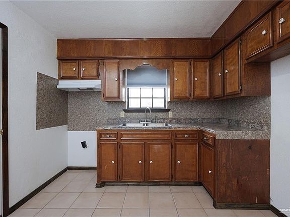 5th image of 603 N Houston St