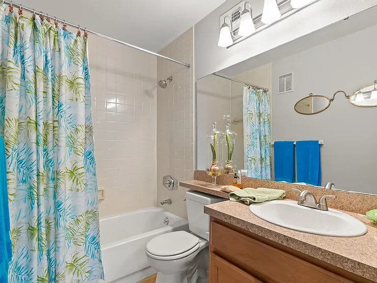 Bedroom with Shower/Tub