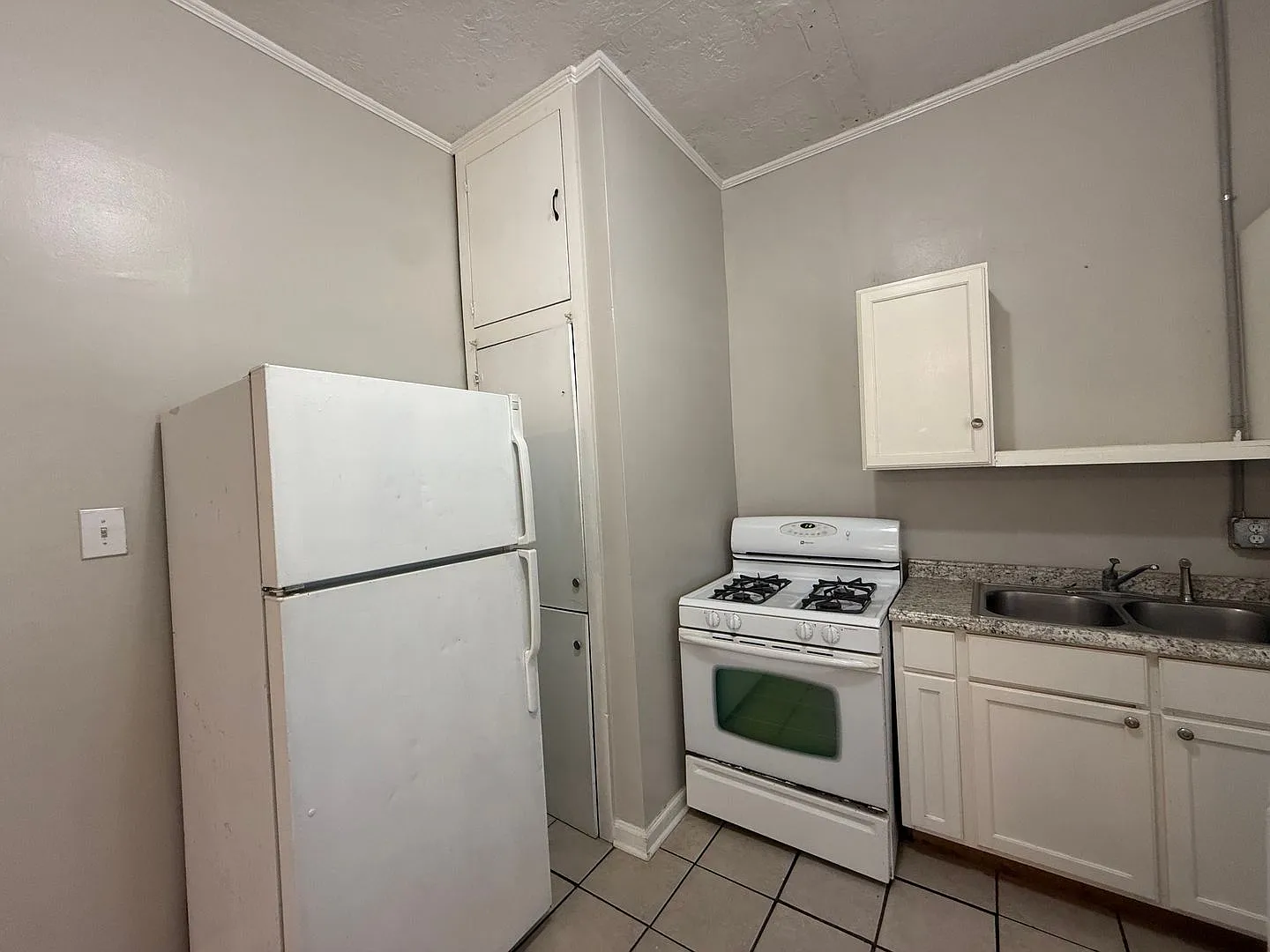 1 Bed 1 Bath Under $1000 — Photo 3