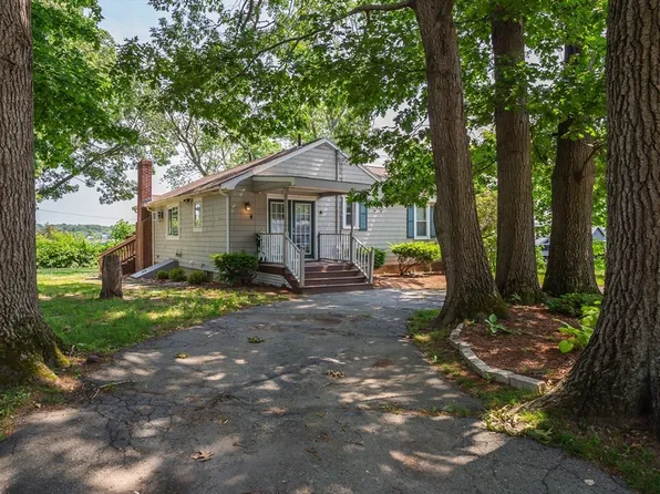 4 Edwards Ln, Quincy, MA 02169