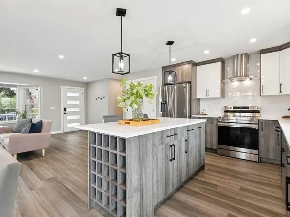 7116 W Hunterwood Rd NW, Calgary, AB T2K 4J6