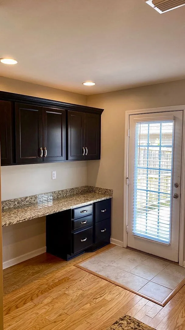 2 bed, 2.5 bath, 1261 sqft, $1,900 — Photo 3