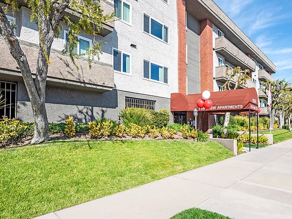 3rd image of 16529 Victory Blvd #1-201