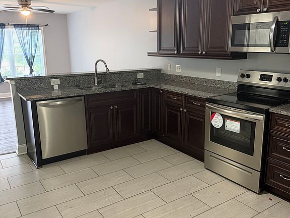 5th image of 1031 Virginia St