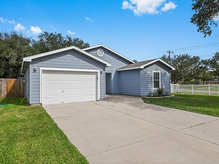 102 Pecan Harbor St — Photo 28