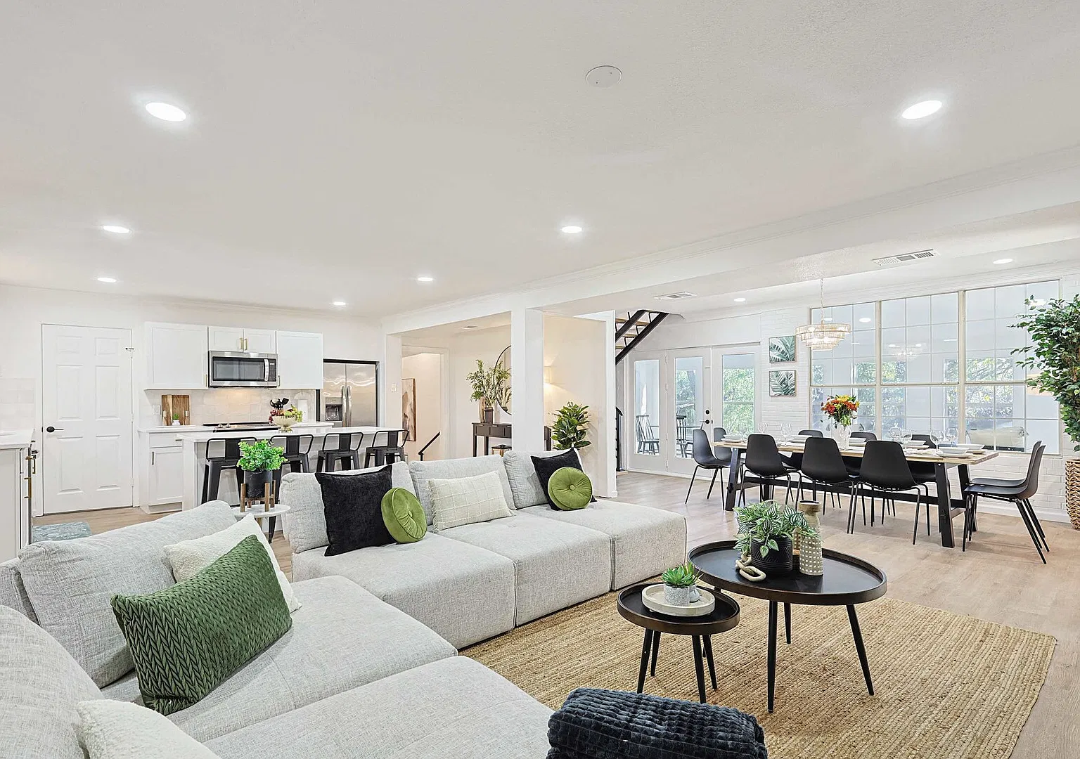 Spacious Event-Friendly 6BR 3BA Villa w/ Hot Tub — Photo 4