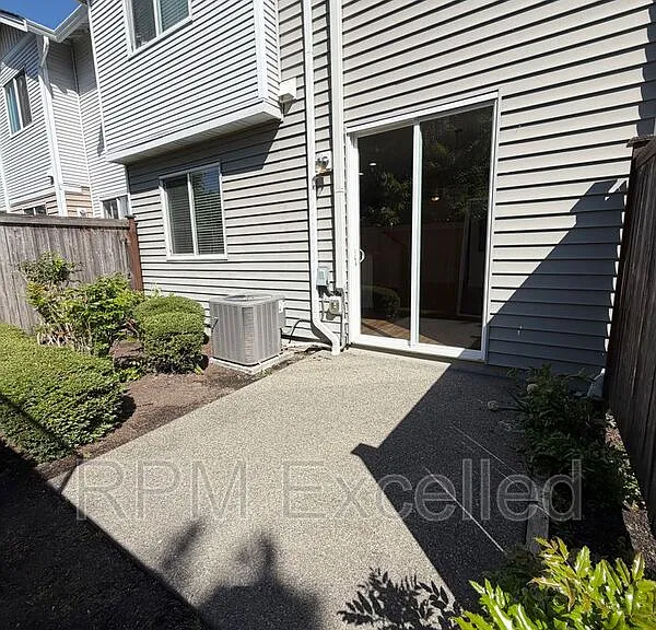 1462 51st Pl NE — Photo 25