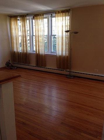 2nd image of 2425 W Farragut Ave APT 2A
