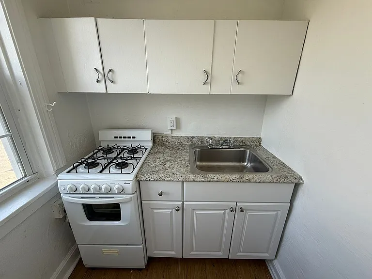 Bayard Manor Apartments — Photo 32