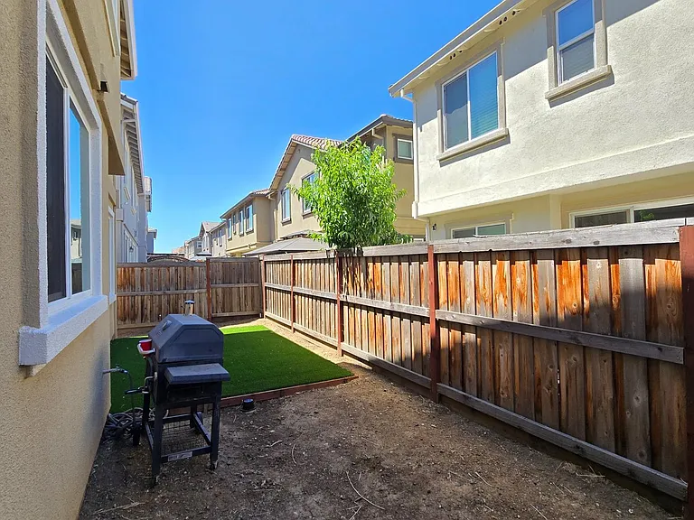 2001 Tamayo Way — Photo 14