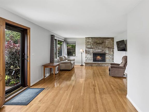 4th image of 4 E Madison St