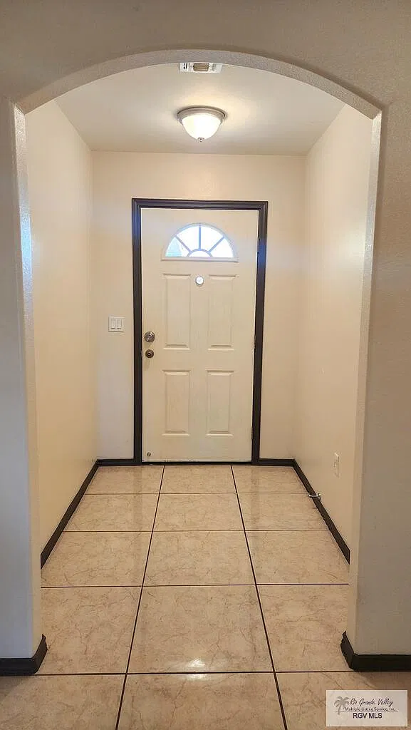 3 bed, 2.0 bath, 1188 sqft, $2,000 — Photo 2
