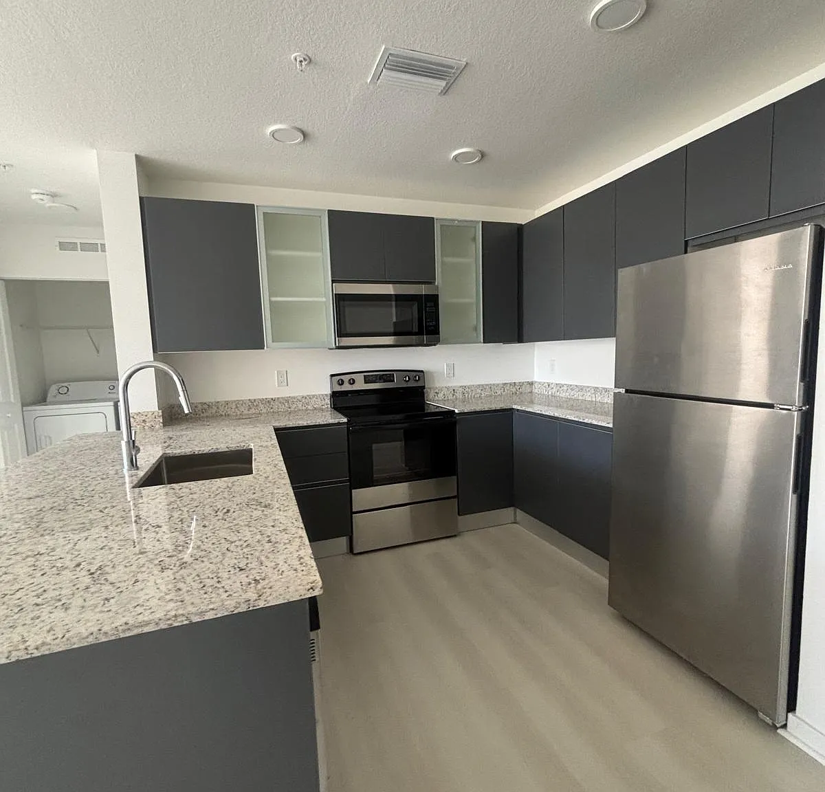 2 bed, 1023 sqft, $1,900 — Photo 3