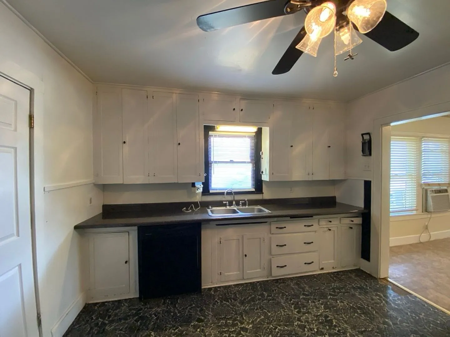 Affordable 1 bedroom + office/1 bath available SOON! — Photo 3
