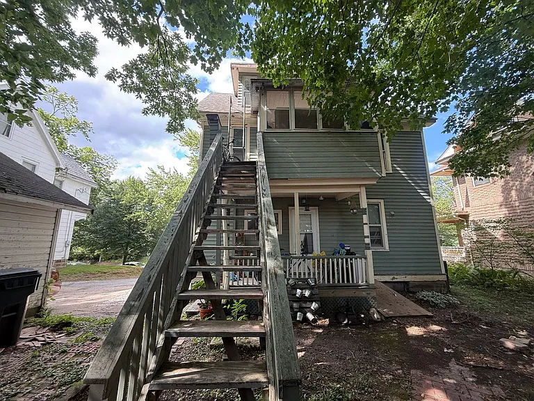 923 1/2 E Washington St — Photo 2