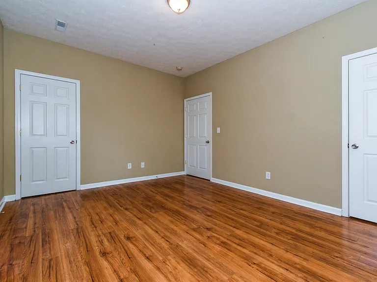 Silver Creek Apartments — Photo 15