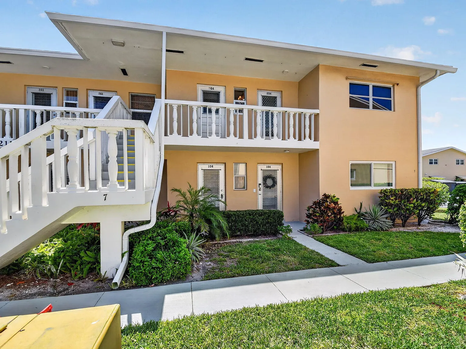 2 bed, 2.0 bath, 860 sqft, $1,875 — Photo 2