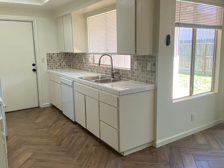 2237 Cherry Ln #102 — Photo 2