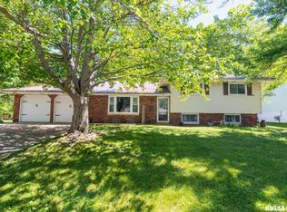 455 Idlewhile Dr, Farmington, IL 61531