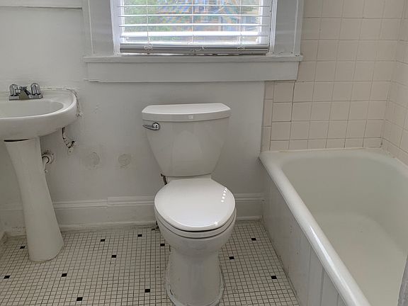 Beautiful original tile bathroom!