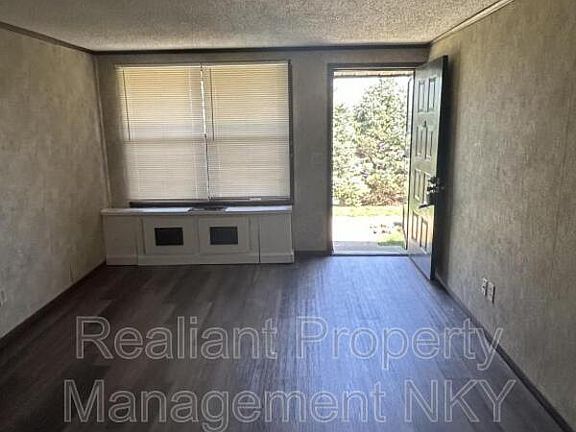 5th image of 404 Amhurst Dr
