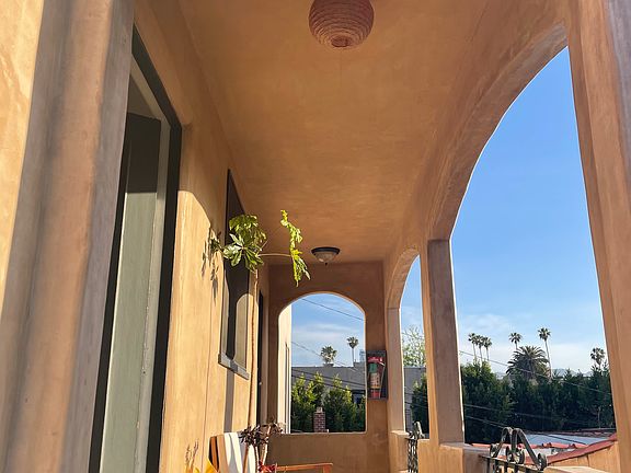2nd image of 805 N Poinsettia Pl #1/5