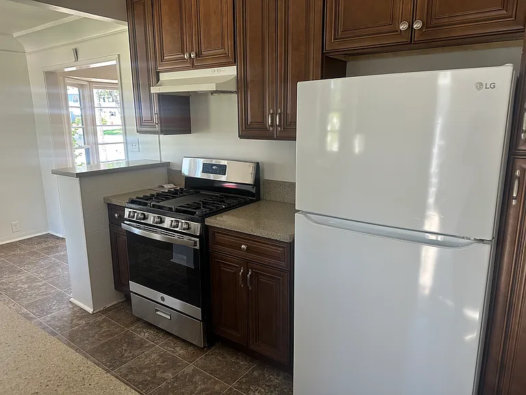 712 W Glenoaks Blvd — Photo 10