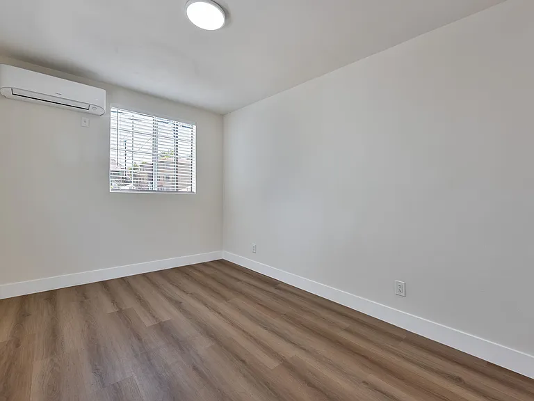 230 N Burlington Ave #1/2 — Photo 15