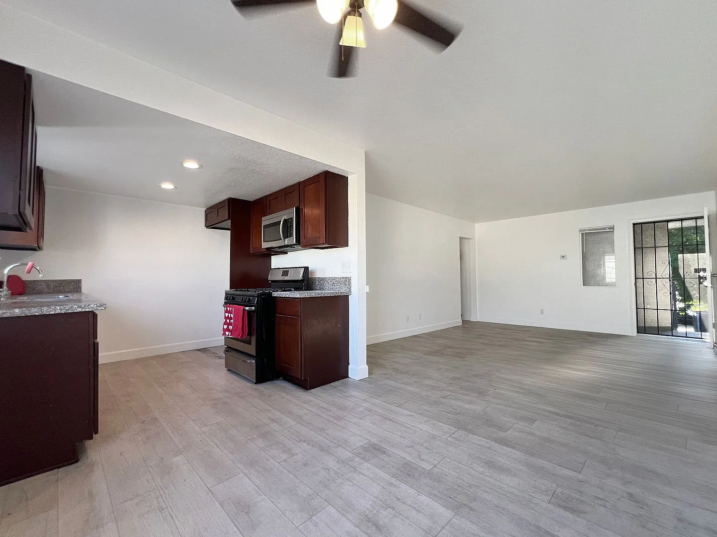 LB5660 — Photo 2