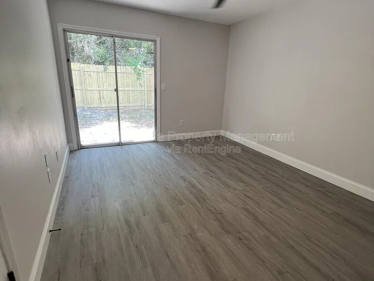 916 Robinhood Ct — Photo 16